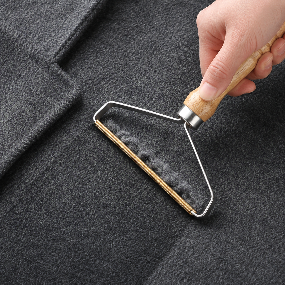 Rodillo quitapelusas reutilizable y ecológico para textiles, con mango de madera