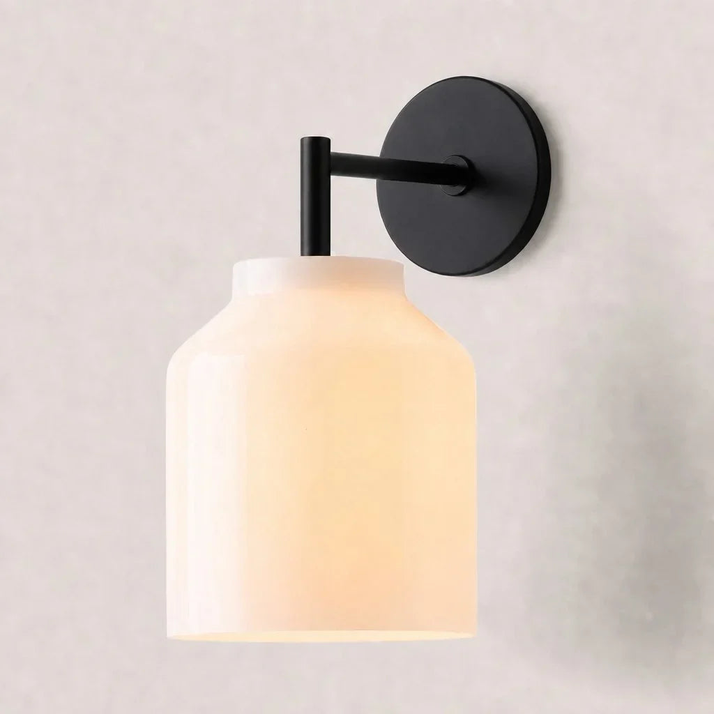 Hanton minimalistisk væglampe – væglampe i vintage-mælkeglas og metaldetalje | Esilora