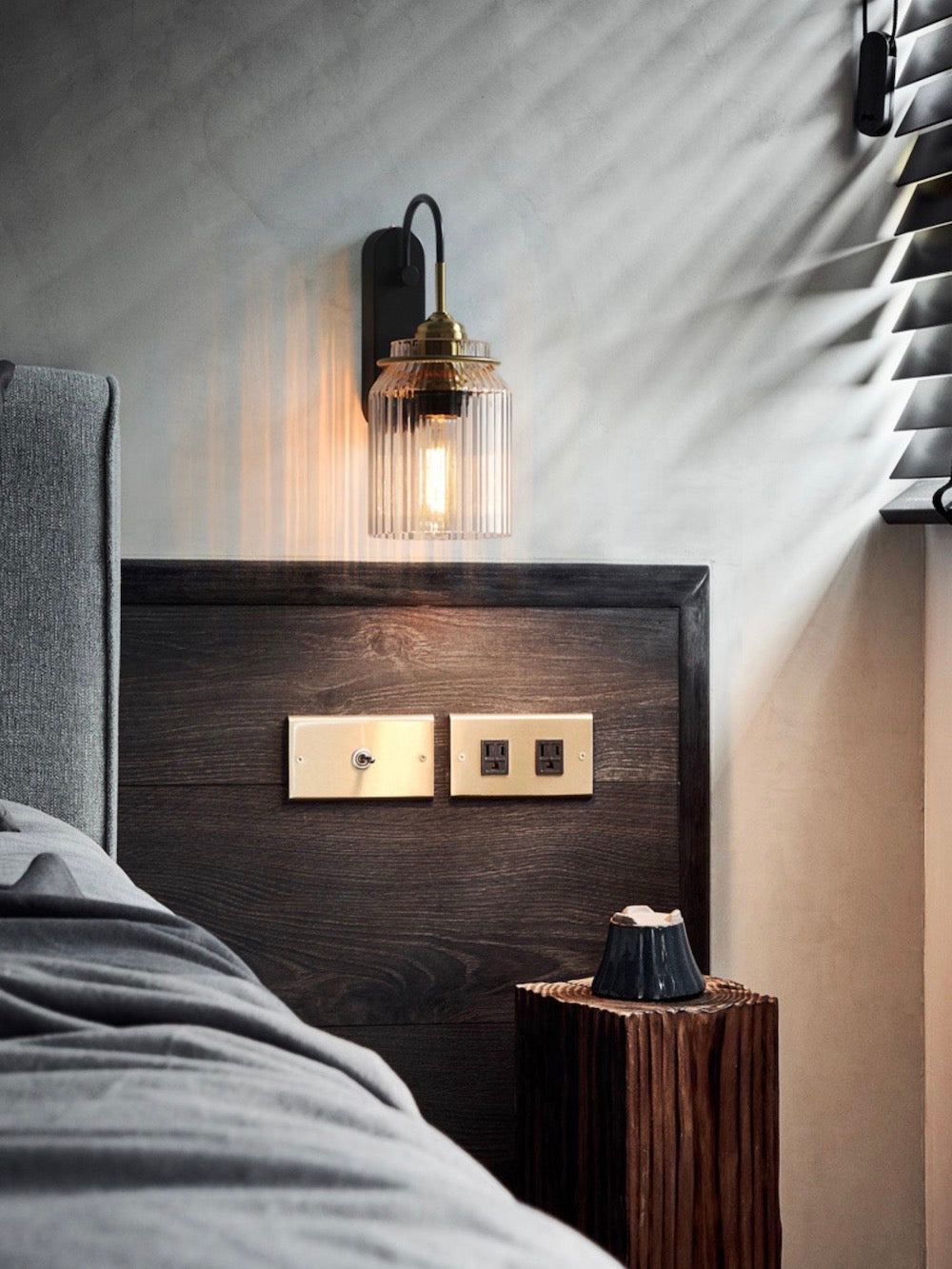 Modern Ribbed Brass and Glass Wall Sconce - Vanity Light for Bathroom Mirrors | Esilora