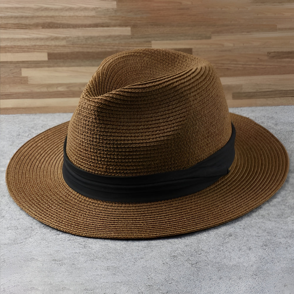 Letni kapelusz fedora typu panama z szerokim rondem — osłania całą twarz przed słońcem