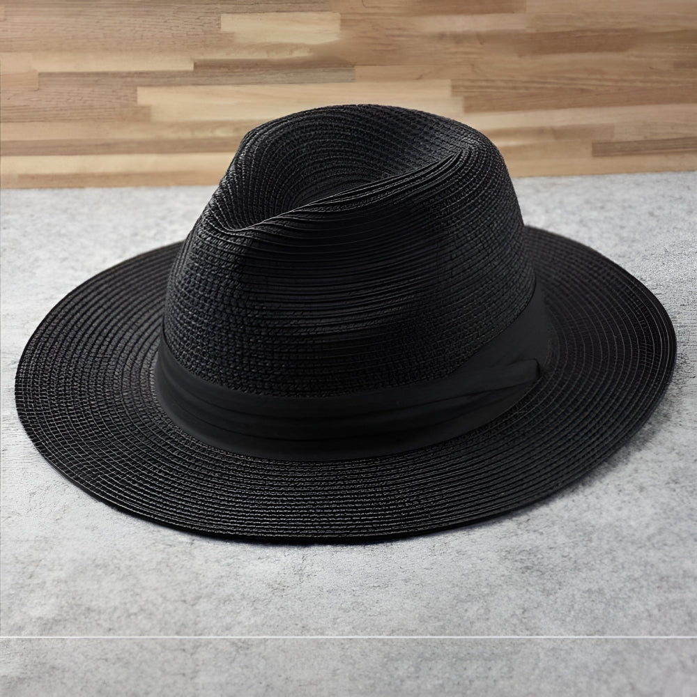 Letni kapelusz fedora typu panama z szerokim rondem — osłania całą twarz przed słońcem