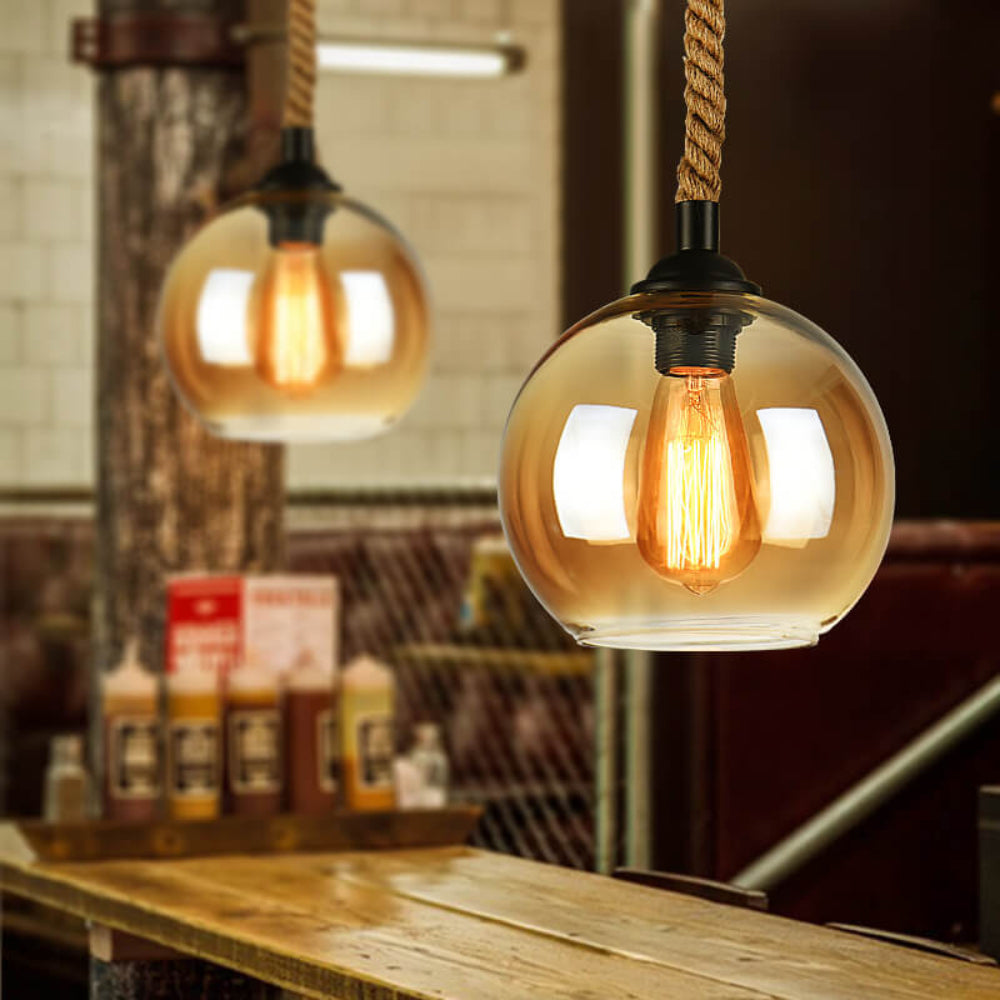 Pendelleuchte im Industrial-Stil mit Glas und Seil — einflammige Hängeleuchte, dekorative Seilwicklung, Metallbeschläge