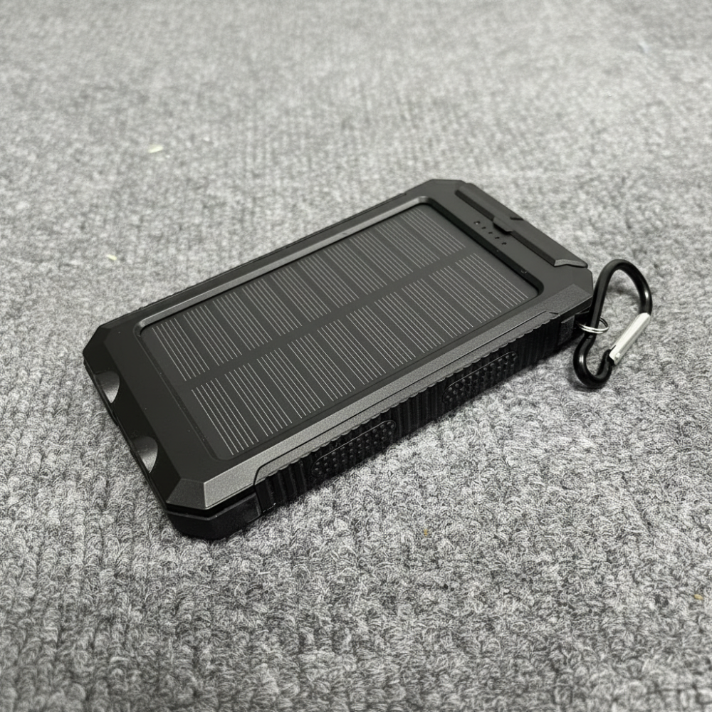 Kompakt, napelemes powerbank — hordozható, két USB-portos töltő