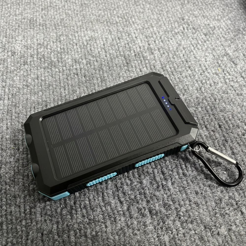 Kompakt, napelemes powerbank — hordozható, két USB-portos töltő