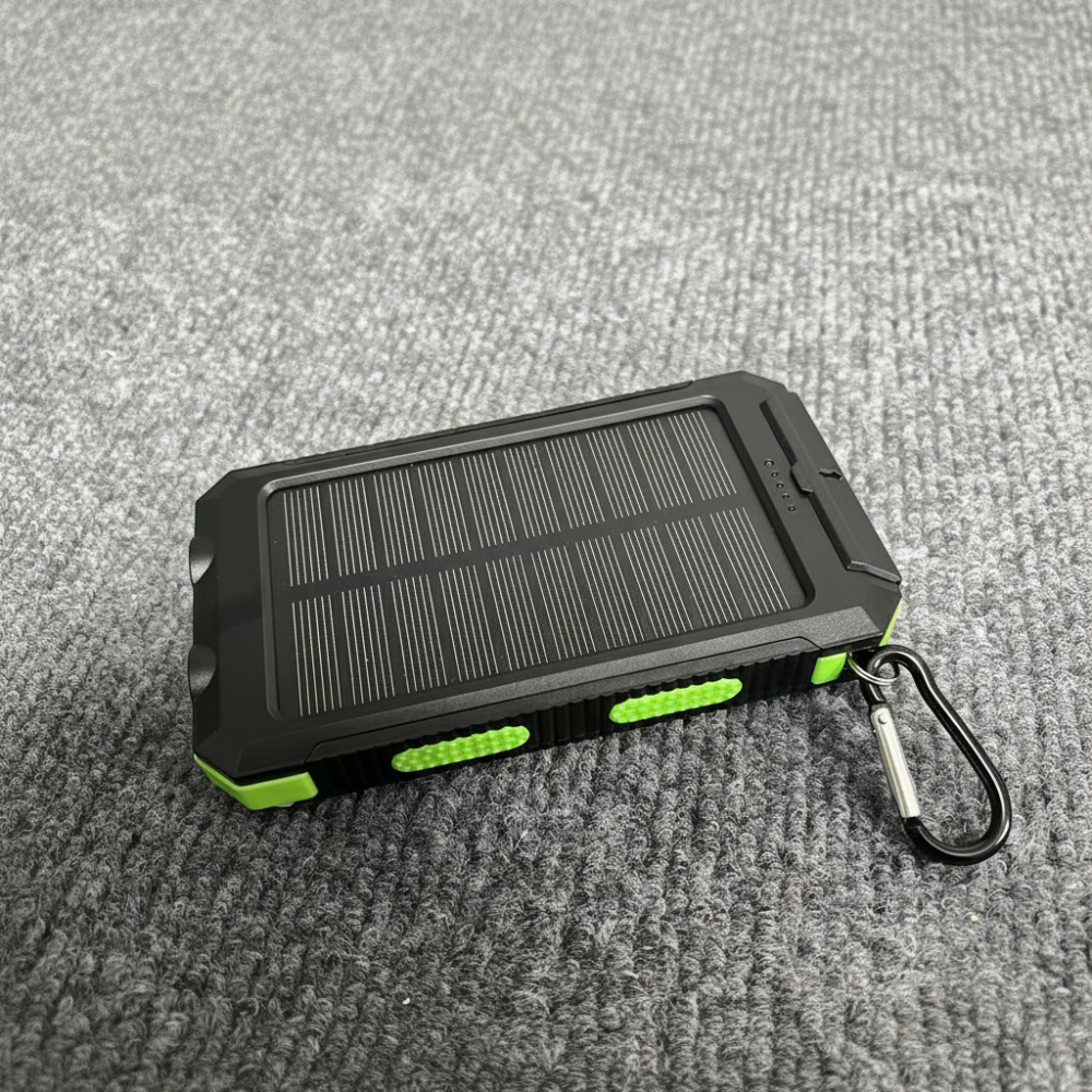 Kompakt, napelemes powerbank — hordozható, két USB-portos töltő
