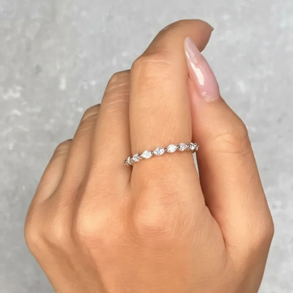 Bague empilable en argent 925 avec zircon cubique - détail en or rhodium