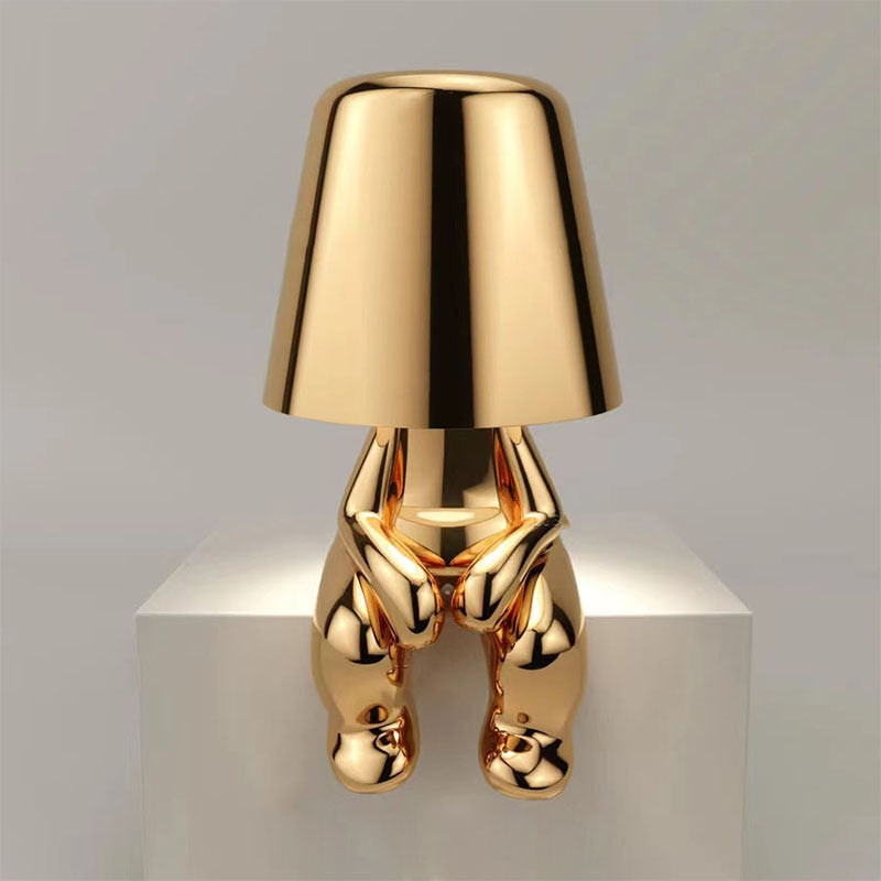 Modern bordslampa med LED och gyllene figurd design