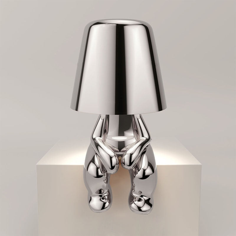 Modern bordslampa med LED och gyllene figurd design