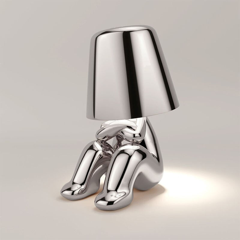 Modern bordslampa med LED och gyllene figurd design