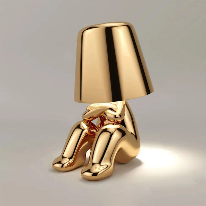 Modern bordslampa med LED och gyllene figurd design