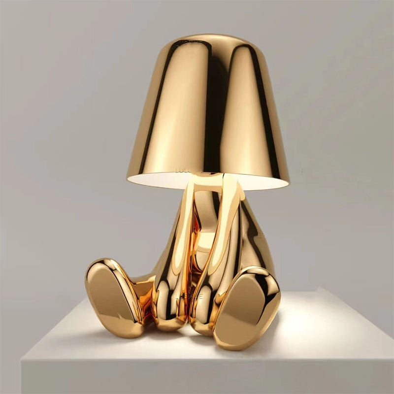 Modern bordslampa med LED och gyllene figurd design