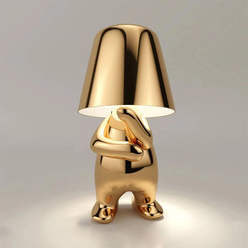 Modern bordslampa med LED och gyllene figurd design