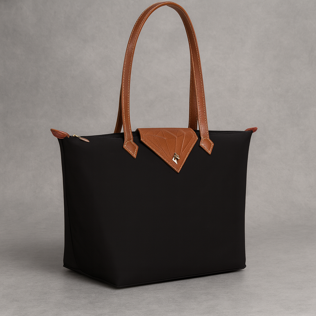 Malá strukturovaná značková kabelka shopper — moderní popruh