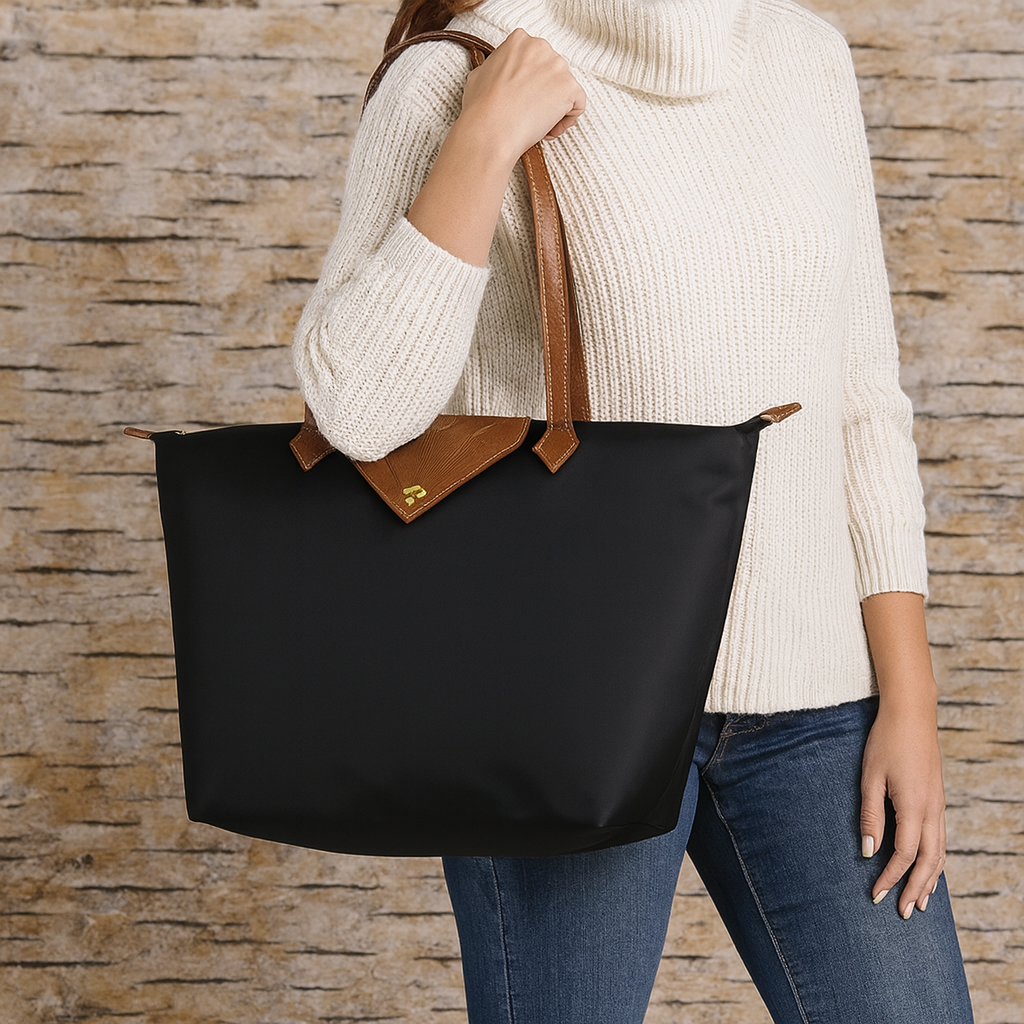 Malá strukturovaná značková kabelka shopper — moderní popruh