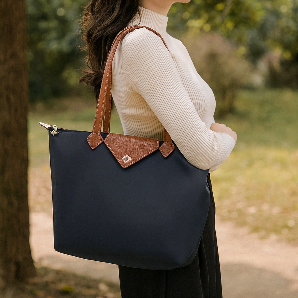 Malá strukturovaná značková kabelka shopper — moderní popruh
