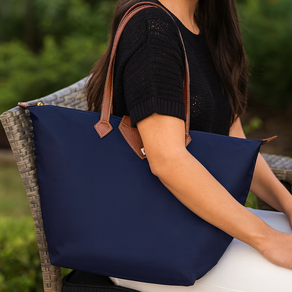 Malá strukturovaná značková kabelka shopper — moderní popruh