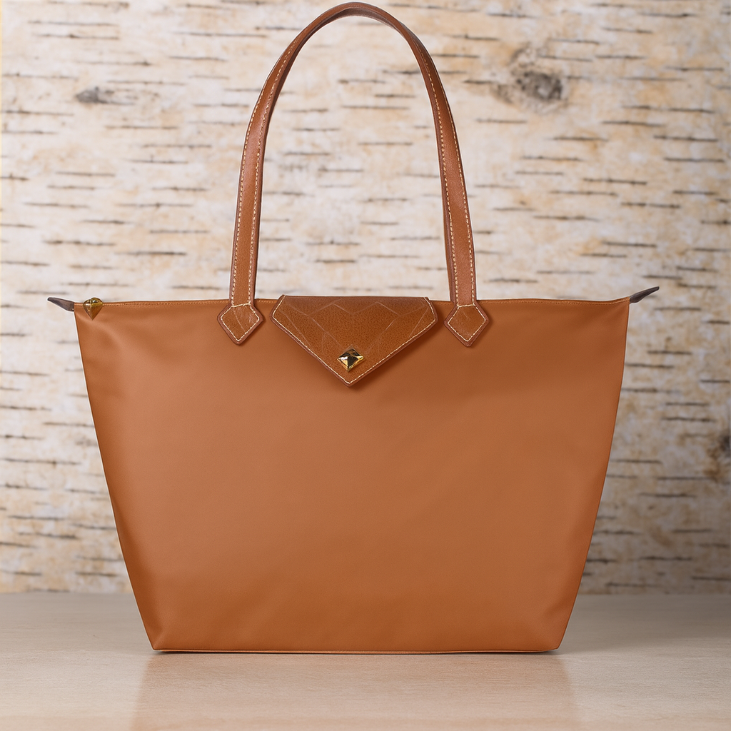 Malá strukturovaná značková kabelka shopper — moderní popruh