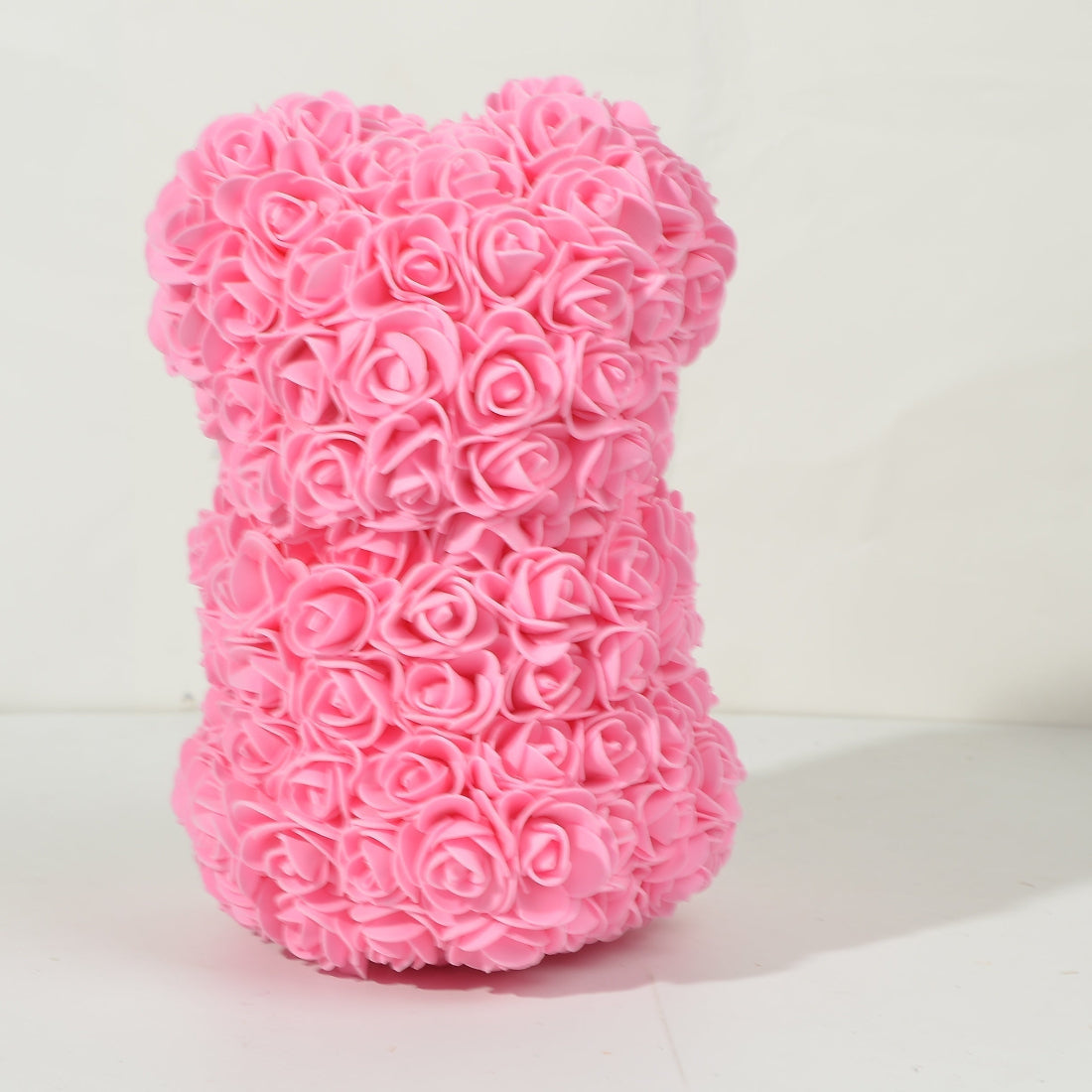 Kuscheliger Plüschbär mit Rosenverzierung