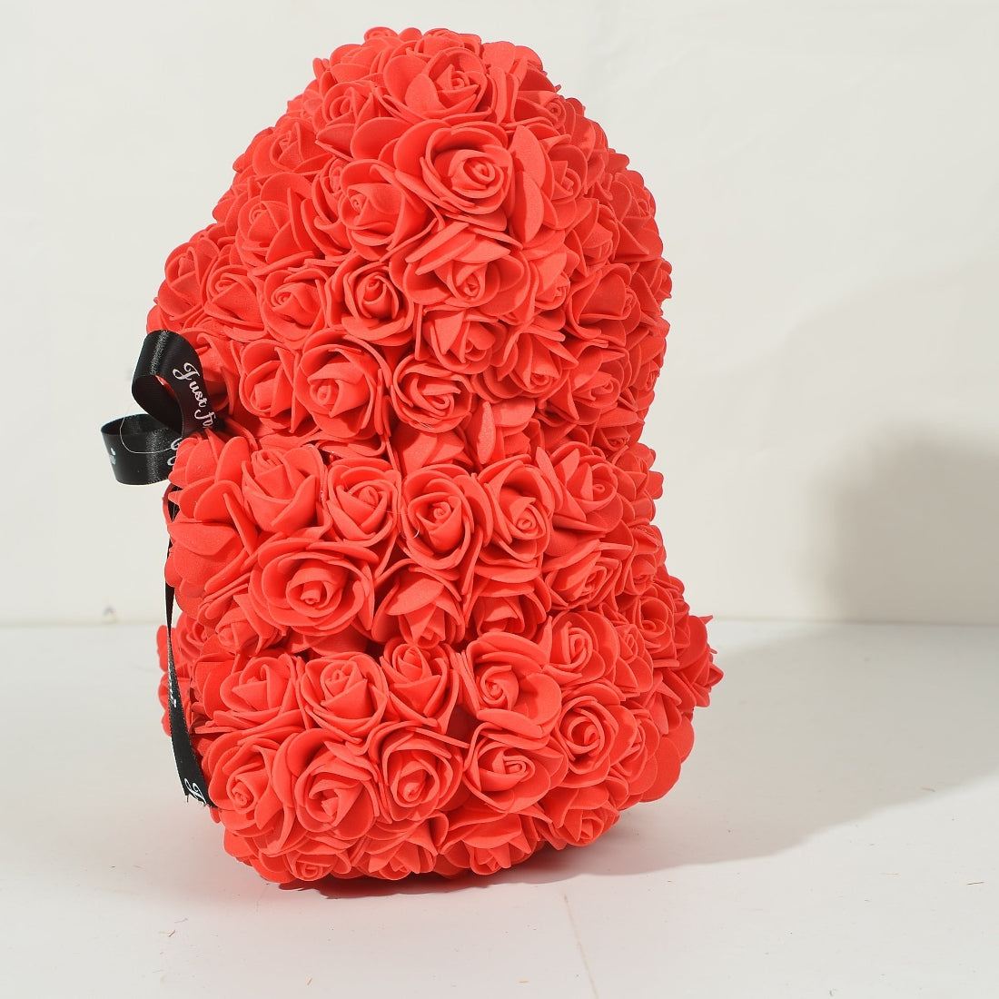 Kuscheliger Plüschbär mit Rosenverzierung