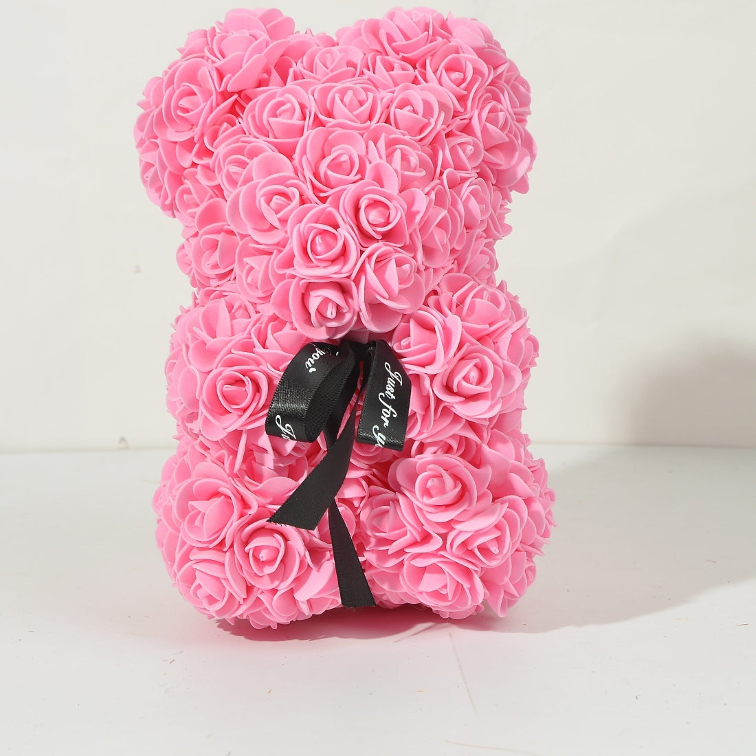 Kuscheliger Plüschbär mit Rosenverzierung