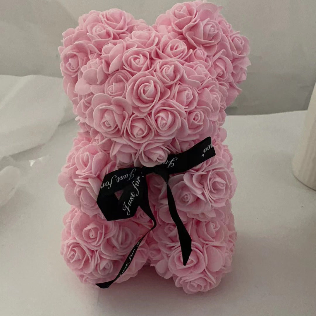 Kuscheliger Plüschbär mit Rosenverzierung