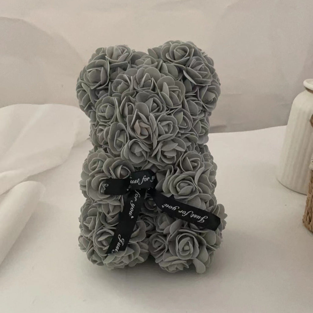 Kuscheliger Plüschbär mit Rosenverzierung