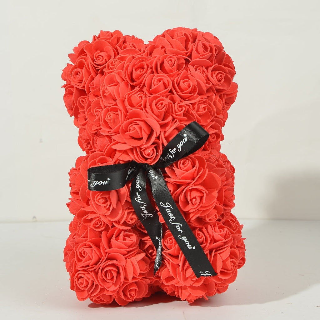 Kuscheliger Plüschbär mit Rosenverzierung
