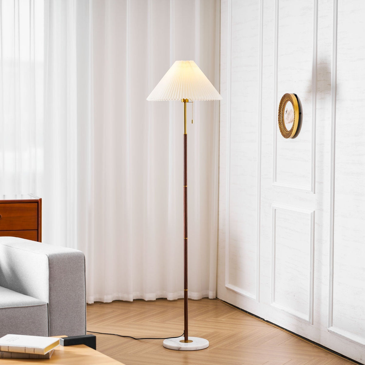 Klassische, nostalgische Stehlampe mit Plisseeschirm