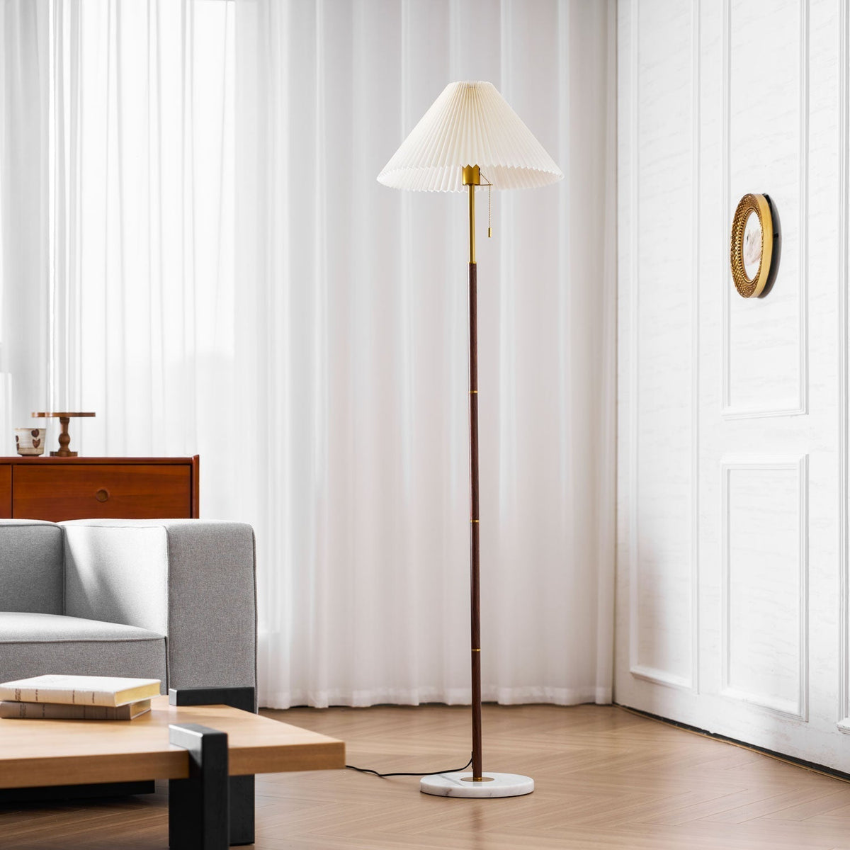 Klassische, nostalgische Stehlampe mit Plisseeschirm