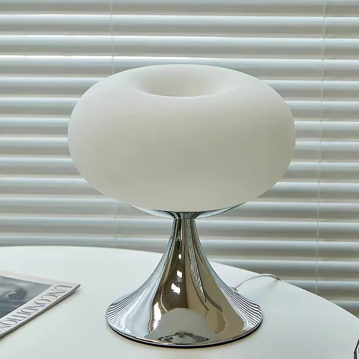 Glas-Tischlampe — Chromsockel, Retro-Design