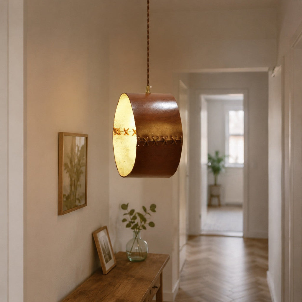 Suspension cylindrique en cuir lacé à la main pour chambres, couloirs et espaces de bar | Esilora
