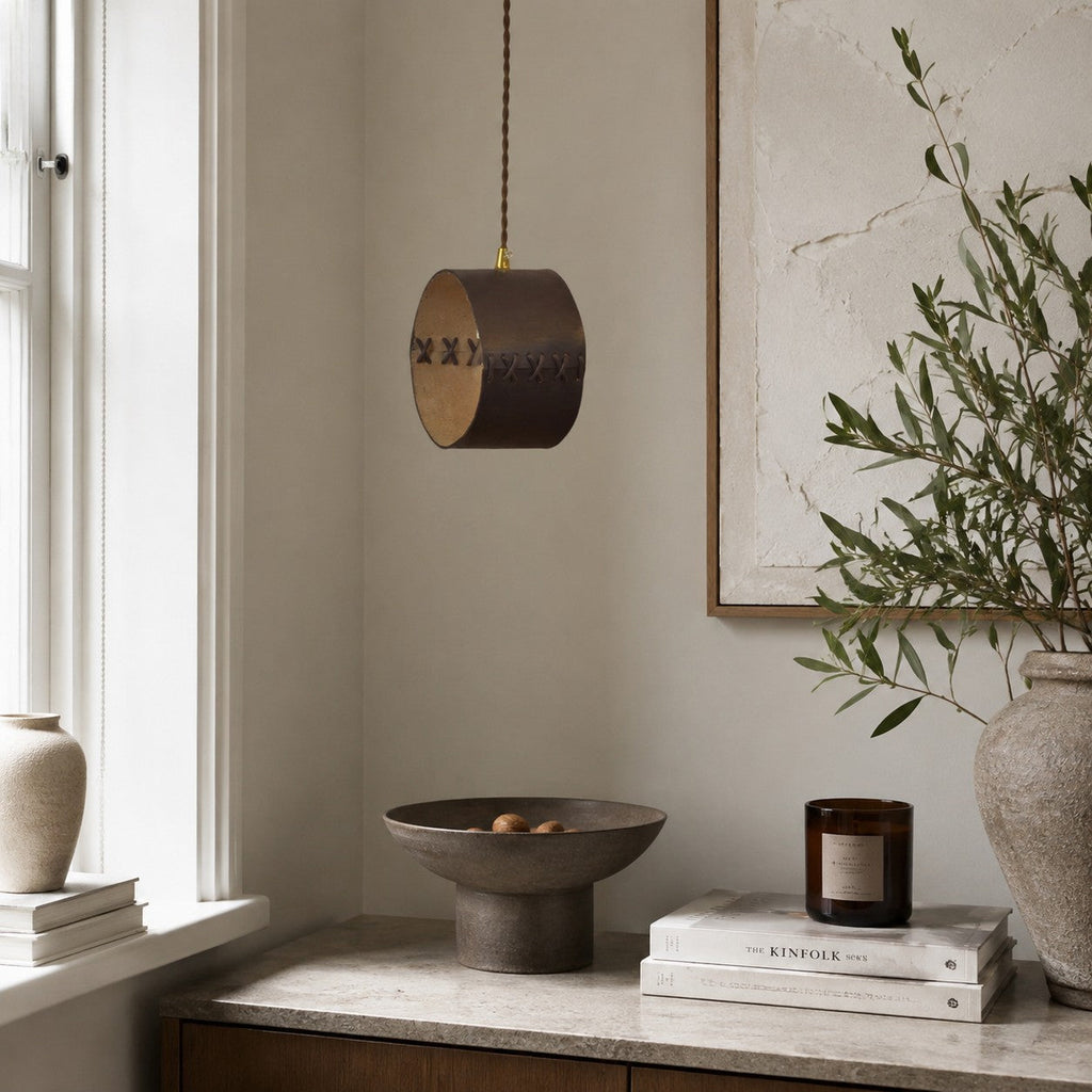 Suspension cylindrique en cuir lacé à la main pour chambres, couloirs et espaces de bar | Esilora
