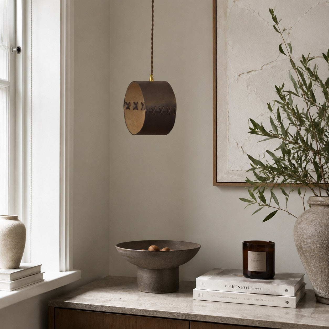 Suspension cylindrique en cuir lacé à la main pour chambres, couloirs et espaces de bar | Esilora