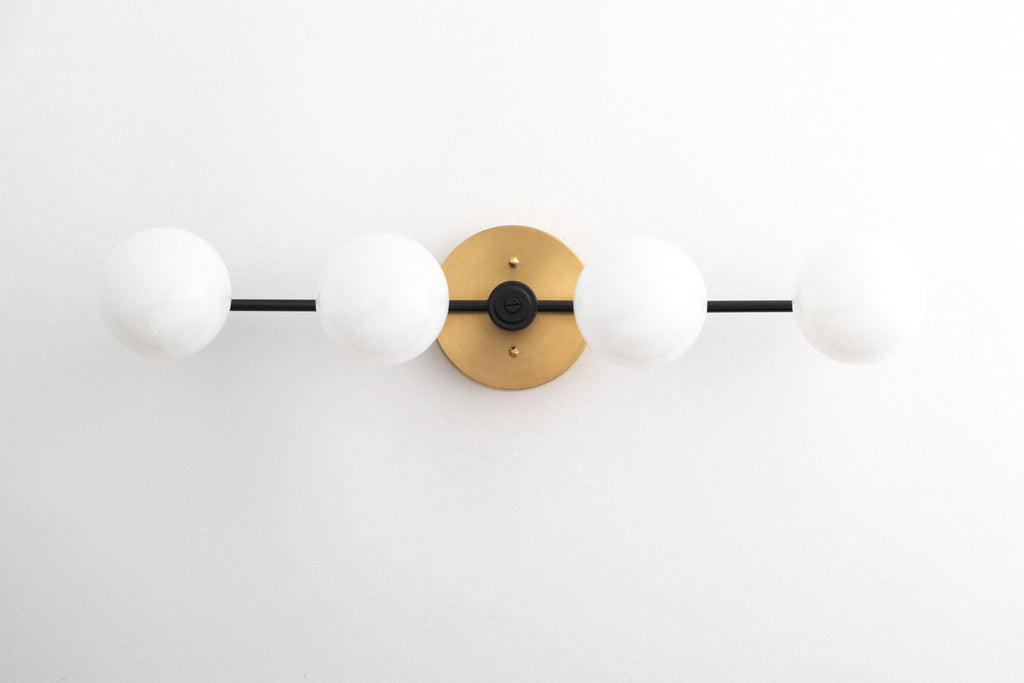 Lampada da parete Glorica Glass in metallo minimalista con barra e globo per toeletta — Lampada a globo da parete per spogliatoio e bagno | Esilora