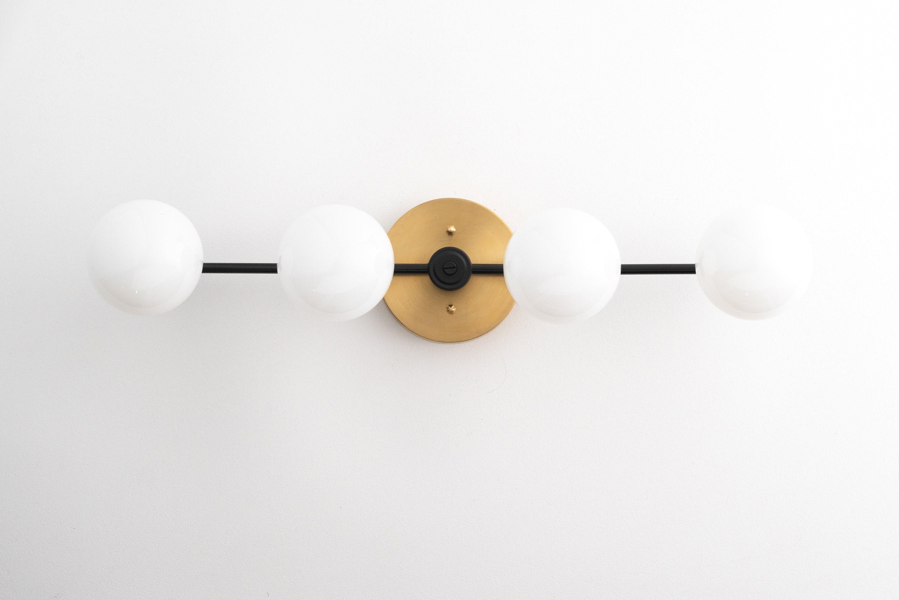 Lampada da parete Glorica Glass in metallo minimalista con barra e globo per toeletta — Lampada a globo da parete per spogliatoio e bagno | Esilora