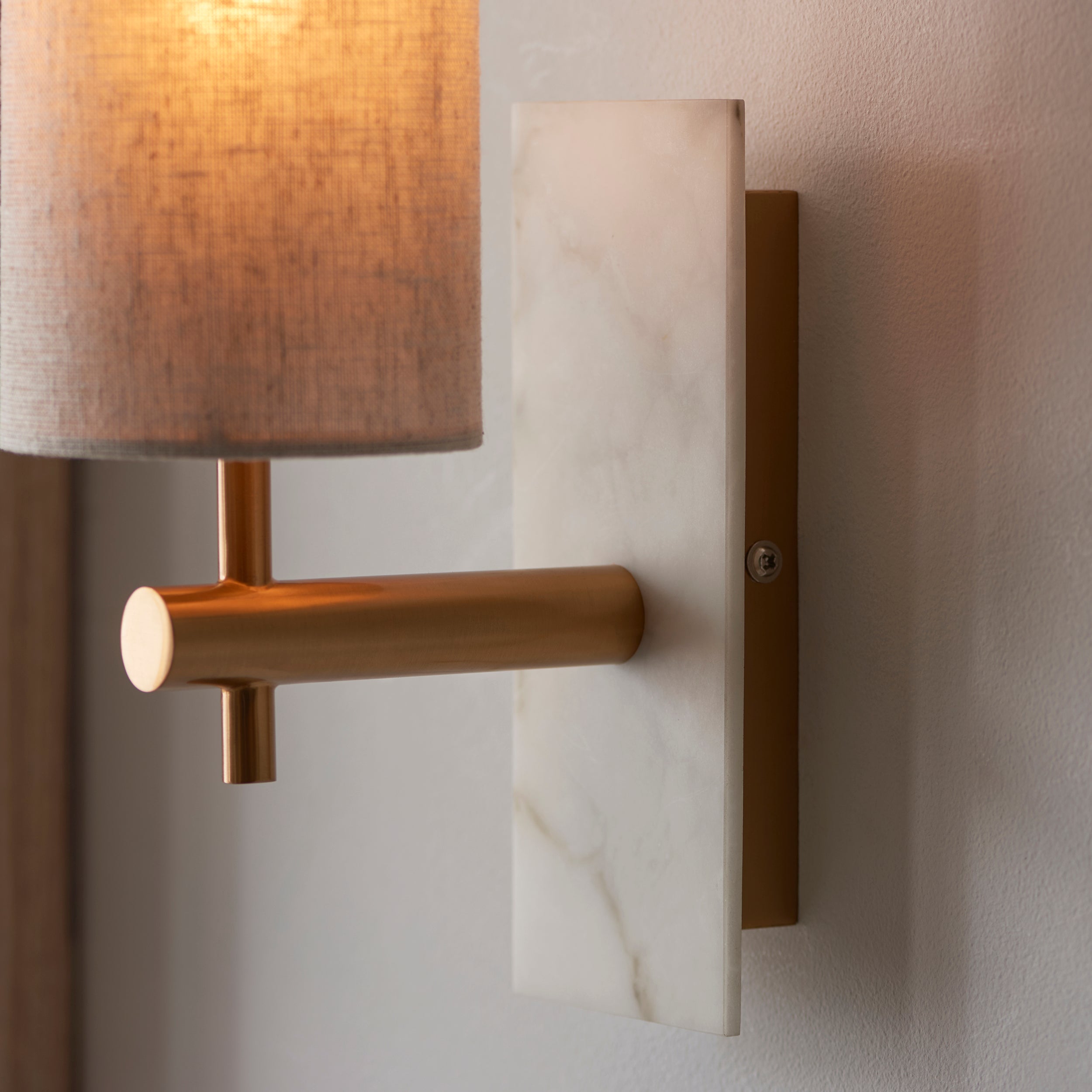 Mavora Leinen-Schirm Wandlampe mit Steinrückplatte – Elegante Schlafzimmer-Wandlampe | Esilora