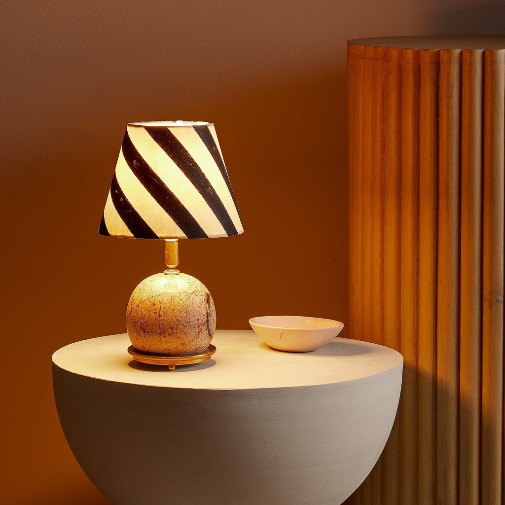 Moderne skulpturale Tischlampe – minimalistische Dekorationsleuchte für Schlafzimmer und Wohnzimmer | Esilora