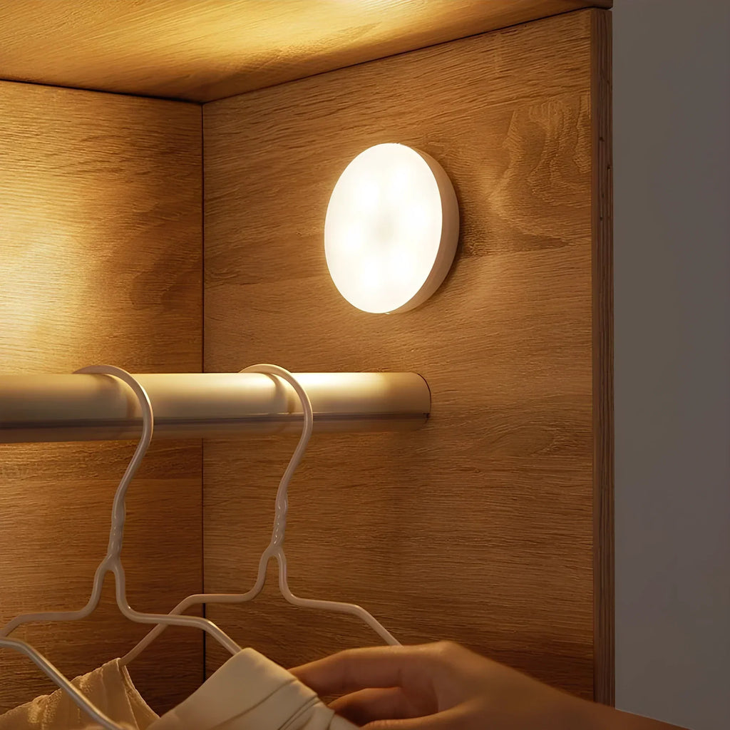 Lampă de veghe LED cu senzor de mișcare — design compact, activare instantanee