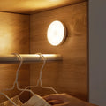 Lampă de veghe LED cu senzor de mișcare — design compact, activare instantanee