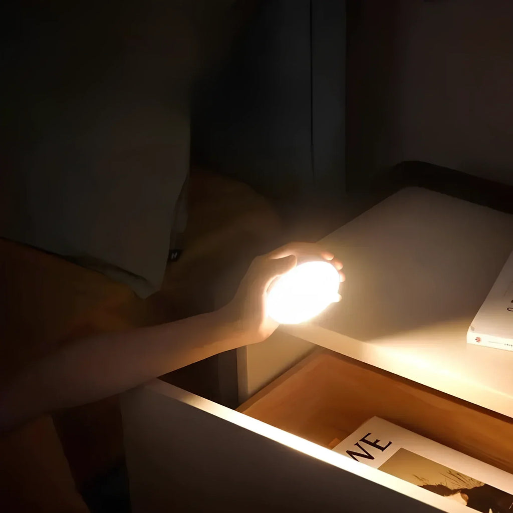 Lampă de veghe LED cu senzor de mișcare — design compact, activare instantanee