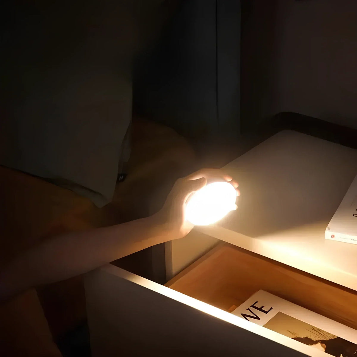 Lampă de veghe LED cu senzor de mișcare — design compact, activare instantanee