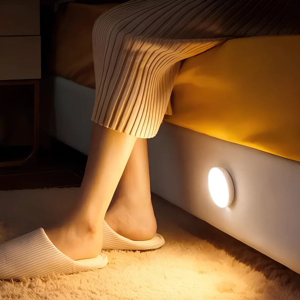 Lampă de veghe LED cu senzor de mișcare — design compact, activare instantanee