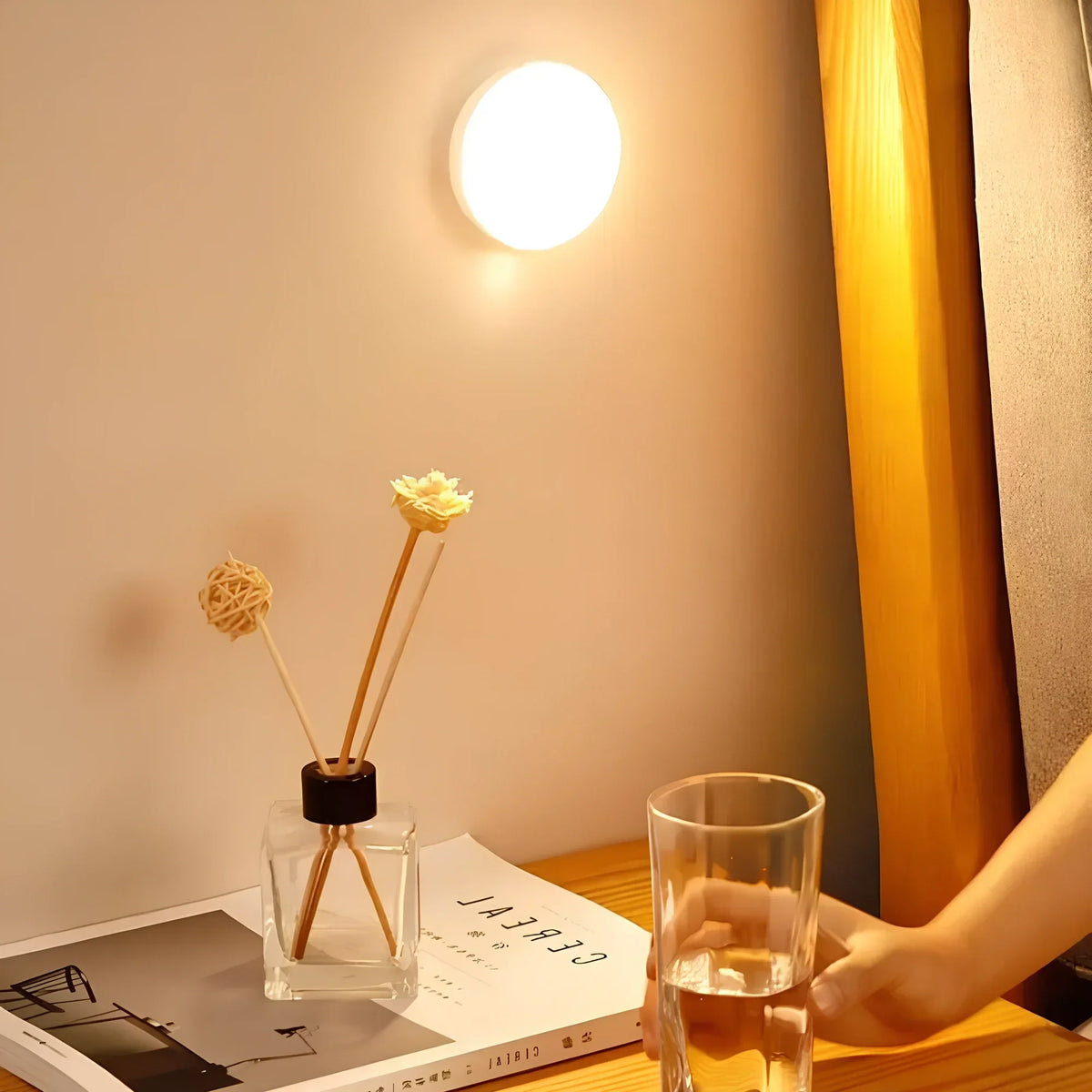 Lampă de veghe LED cu senzor de mișcare — design compact, activare instantanee