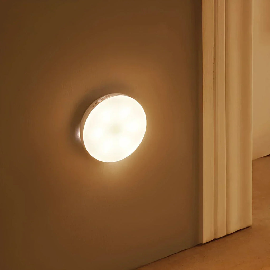 Lampă de veghe LED cu senzor de mișcare — design compact, activare instantanee