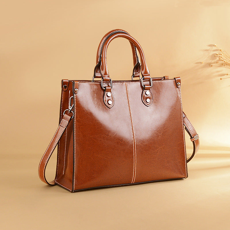 Sac à Main Structuré en Cuir Lustré avec Surpiqûres Contrastées et Bandoulière