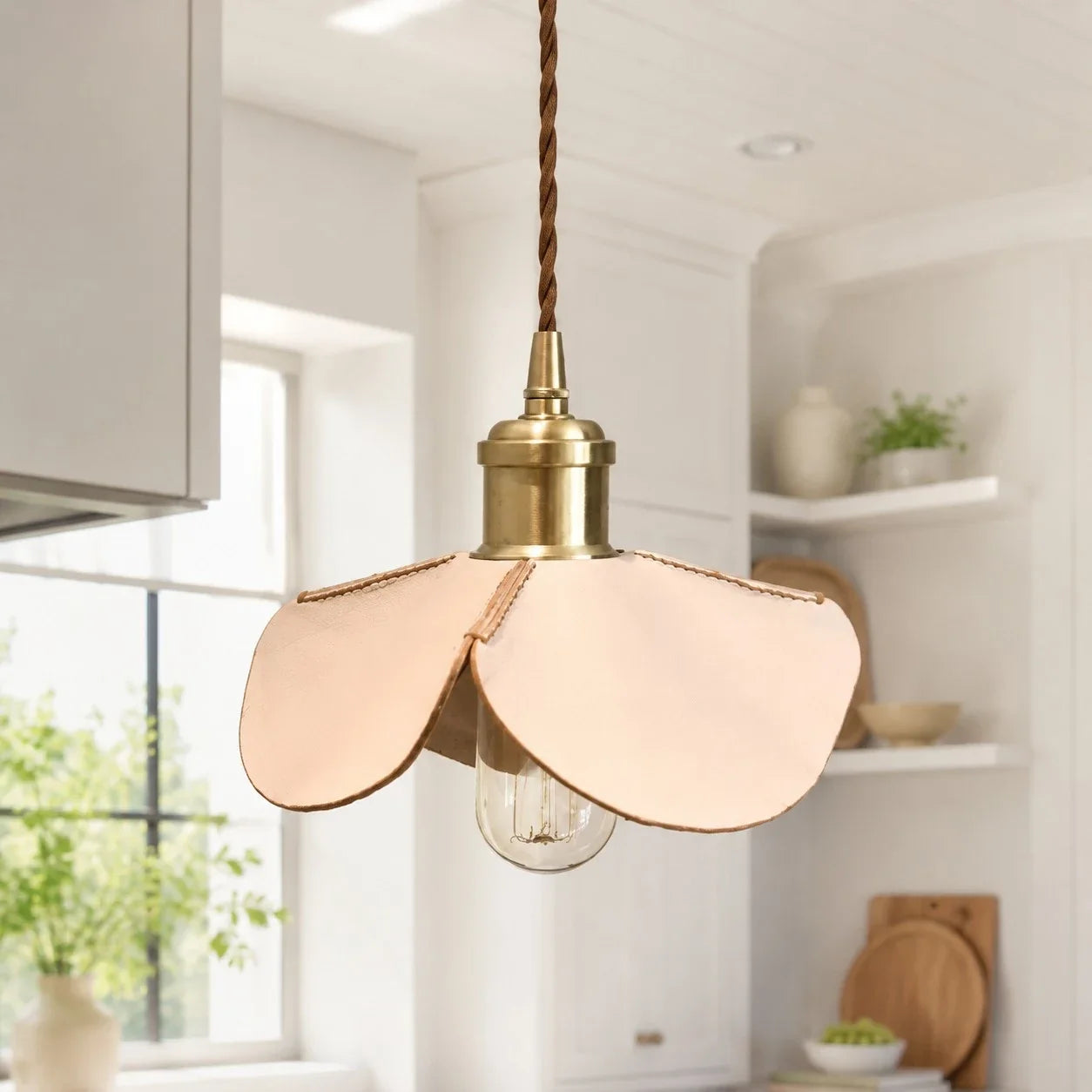 Lampada a sospensione con petali in pelle cuciti a mano | Esilora