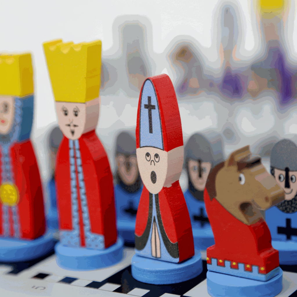 Jeu de dames en bois pour enfants — Pièces en forme de personnages de dessin animé, design classique