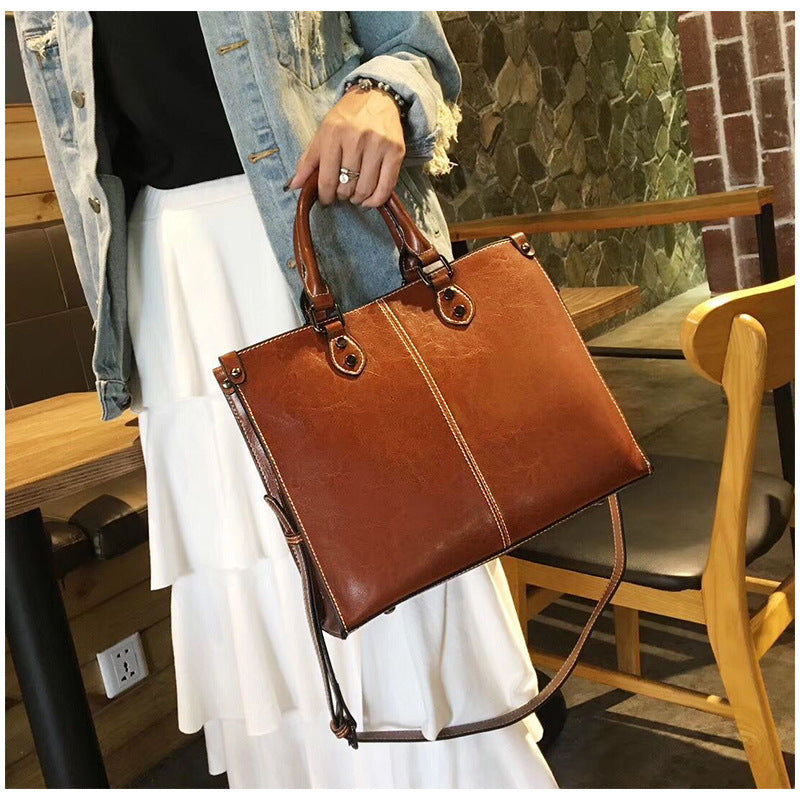 Sac à Main Structuré en Cuir Lustré avec Surpiqûres Contrastées et Bandoulière