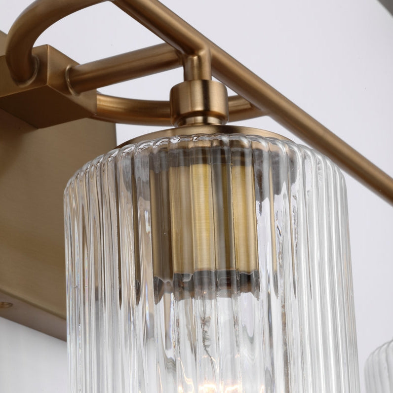 Luminaire de salle de bains Lirra à trois abat-jour en verre, design élégant en métal – Éclairage de coiffeuse | Esilora