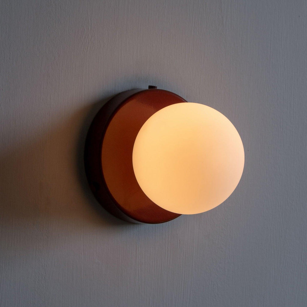Rivolence Minimalist Fluid Modern Round Wall Sconce – Modern Indoor Accent Lighting for Bedroom or Study | Esilora